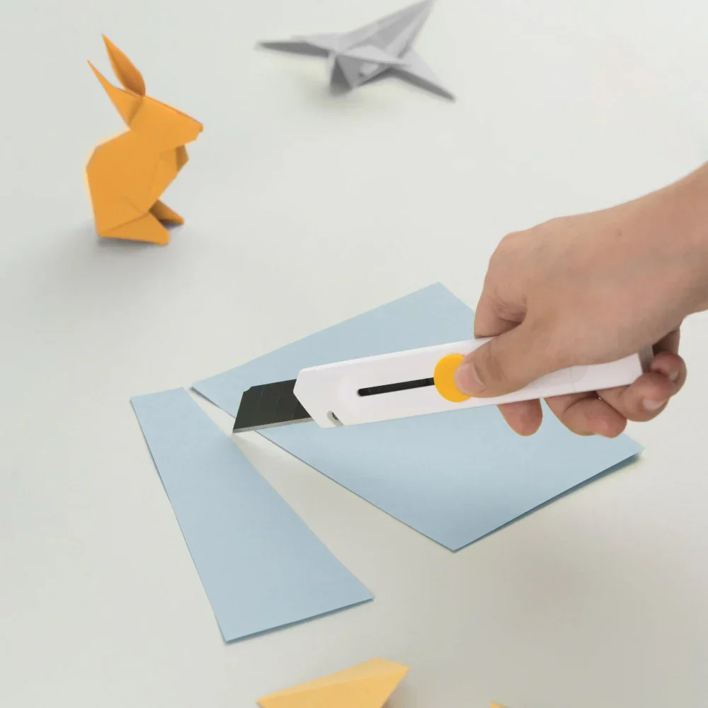 HOTO Utility Knife | Heavy-Duty Retractable Box Cutter with 8-Section SK5 Blade, Anti-Rust & Quick Blade Change – Safe Precision Cutter for Home, Office & DIY (HTT0021GL /QWMGD001) - Image 4